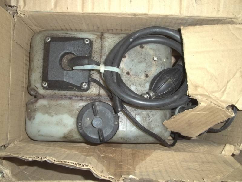 lot 61 image: Evinrude Johnson 1.8 Gal Tank kit