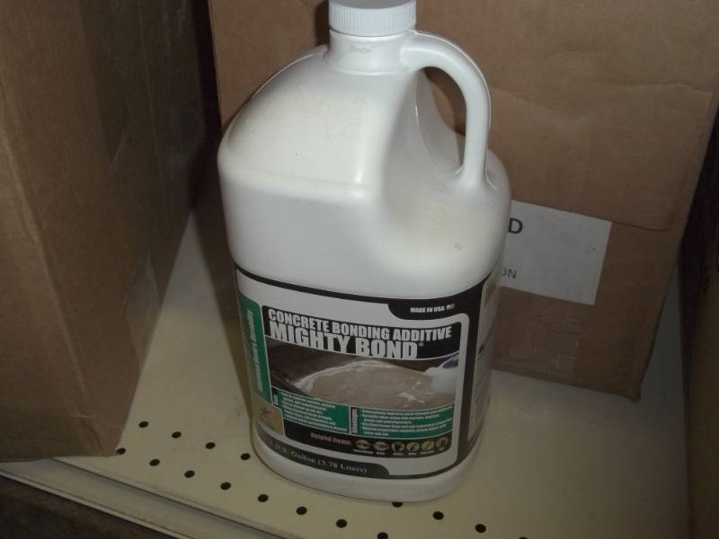 lot 122 image: New Case of 4 Gallons of Mighty Bond Concrete Bonding Additive