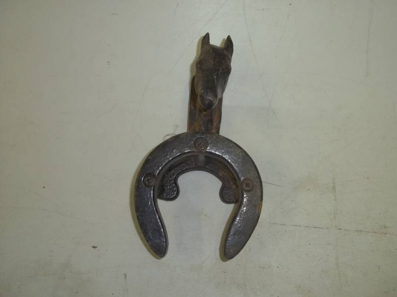 lot 217 image: Horse Bracket