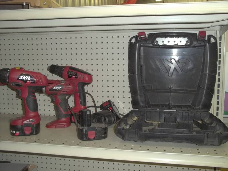 lot 225 image: 3 skil Drills with case and Charger