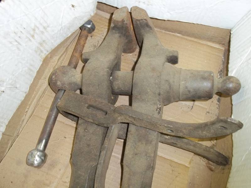 lot 231 image: Antique Bench Vise