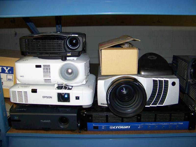 lot 86 image: Miscellaneous Projectors  AV items for PARTS  REPAIR