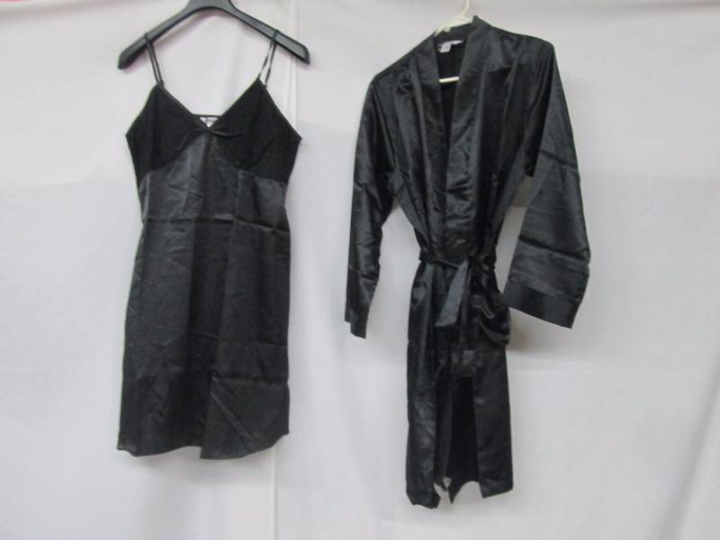 lot 64 image: Winlar Misses Satin Robe and Gown Set