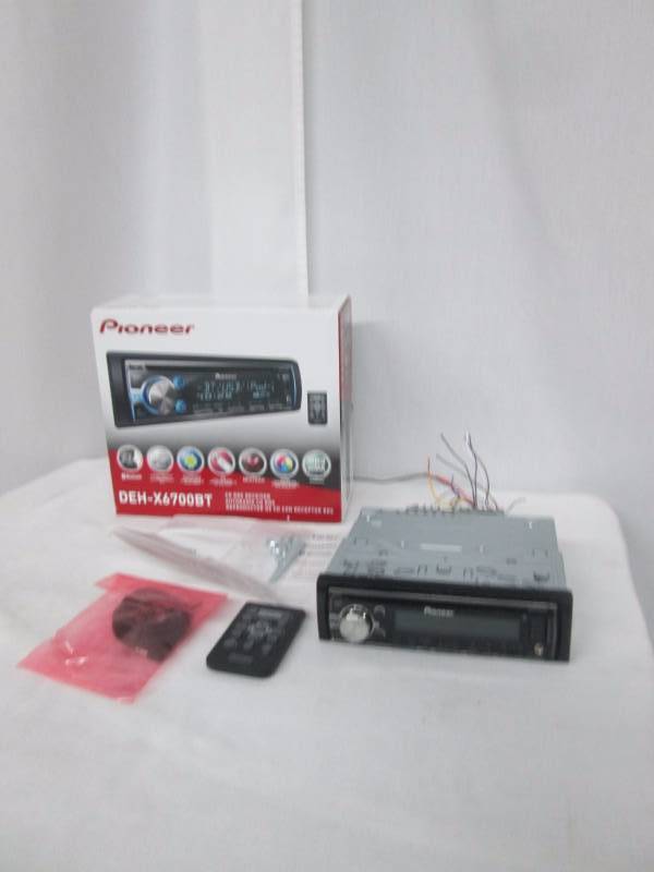 lot 26 image: Pioneer iPodiPhoneCDMP3 Car Stereo w Bluetooth