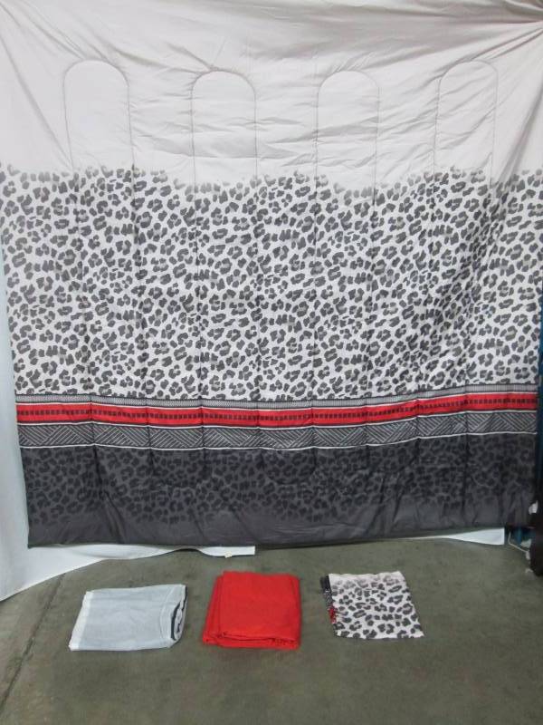 lot 69 image: Alcove Snow Leopard Bed Set - Queen