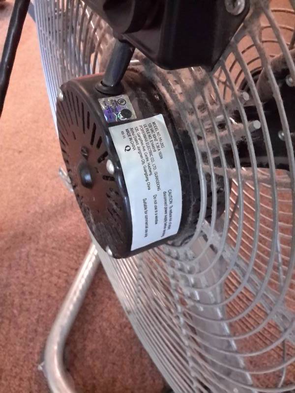 lot 27 image: 18 in Fan.. Tested and works
