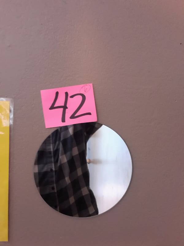lot 42 image: 6 Round accent mirrors.. Each 8 in diameter
