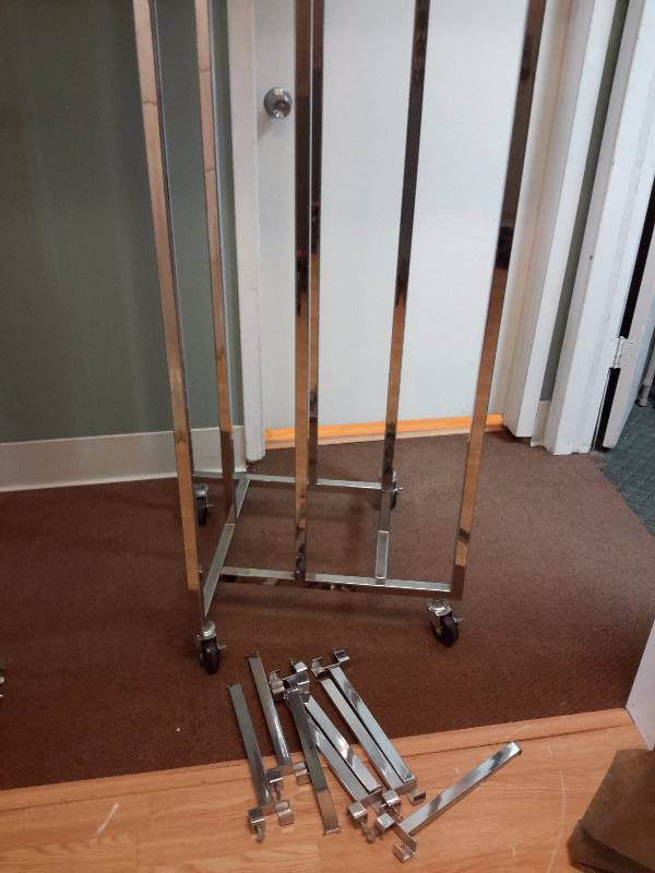 lot 33 image: Chrome Display Rack with 12 additional Arms