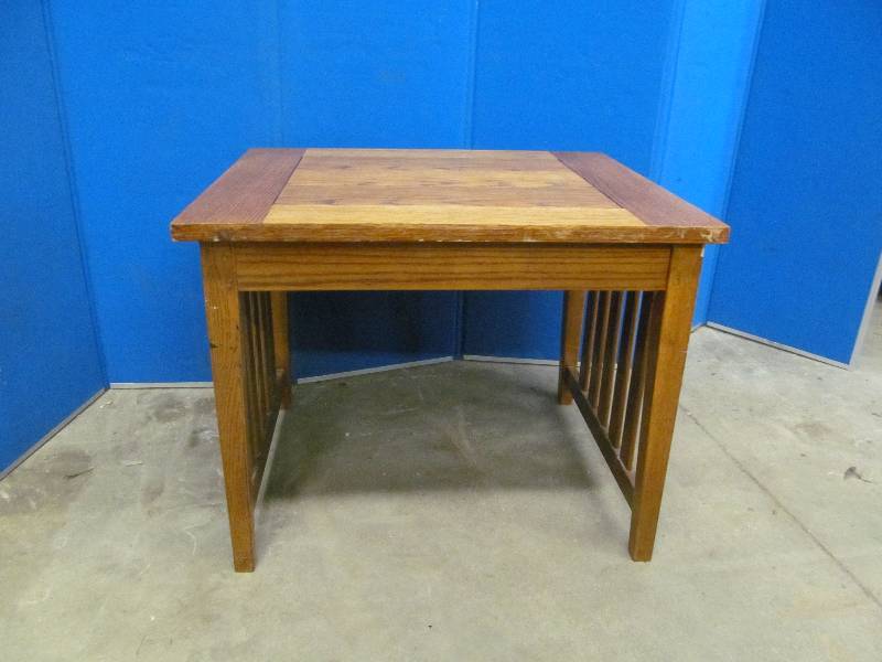 lot 4 image: end table