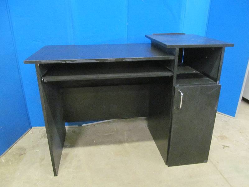 lot 7 image: computer desk
