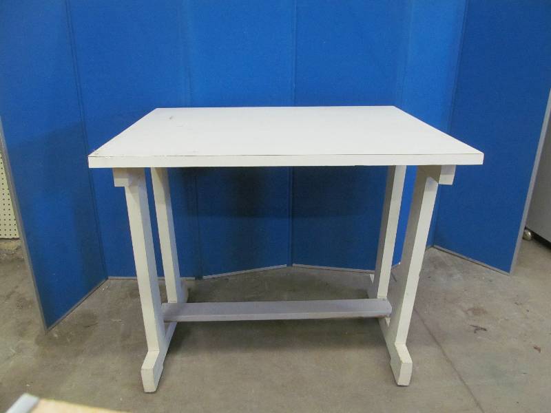 lot 8 image: craft table