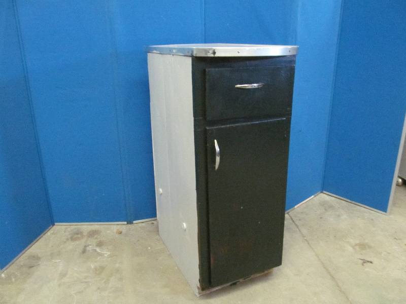 lot 10 image: cabinet