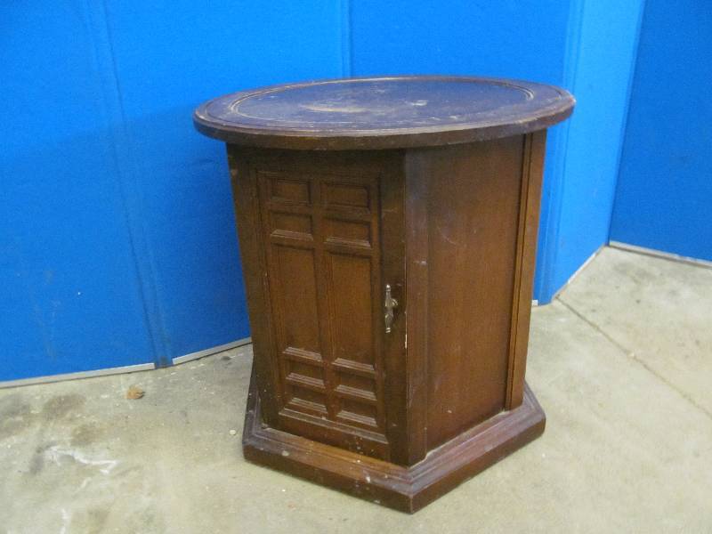 lot 13 image: end table