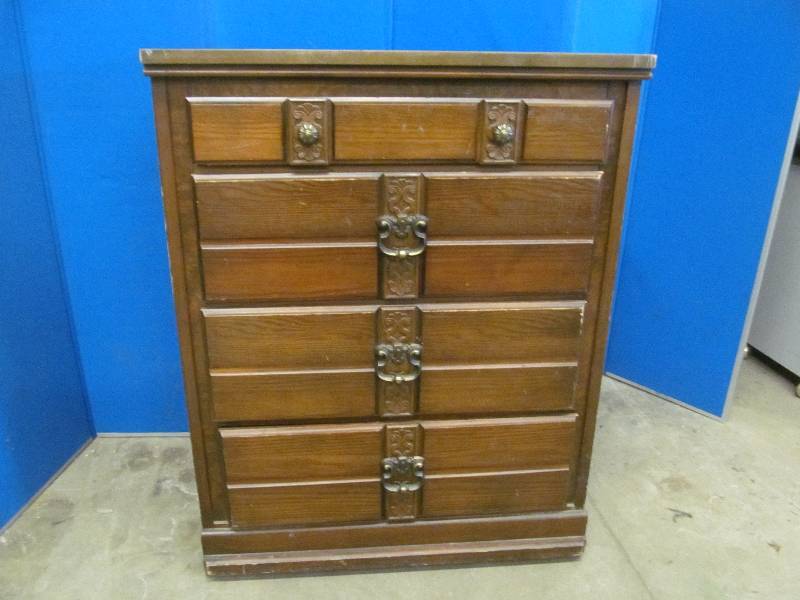lot 14 image: chest of drawers