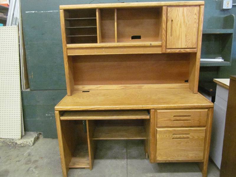 lot 19 image: Desk