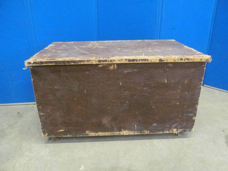 lot 22 image: vintage chest