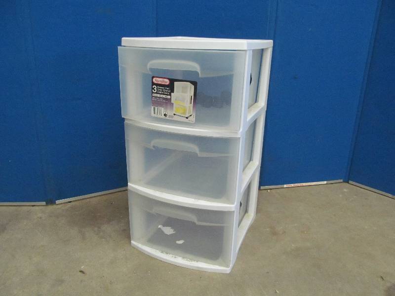 lot 23 image: Sterilite container