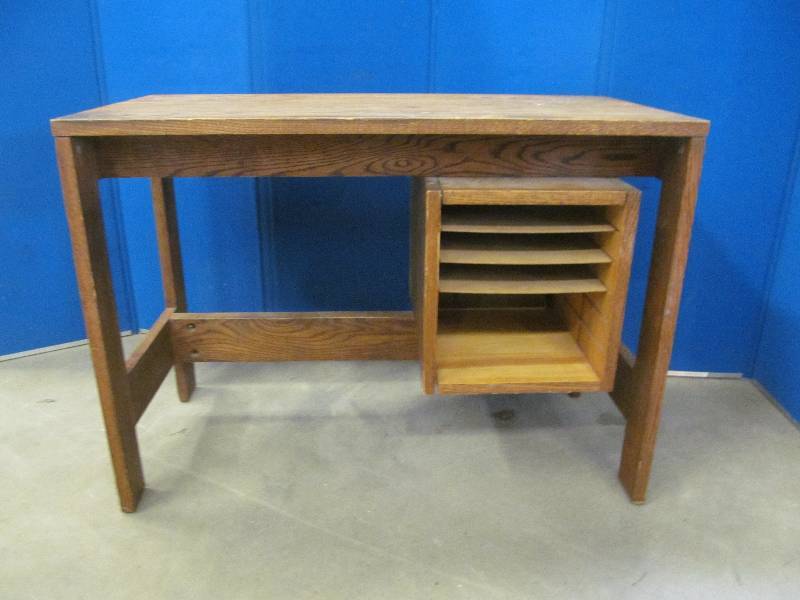 lot 33 image: Desk