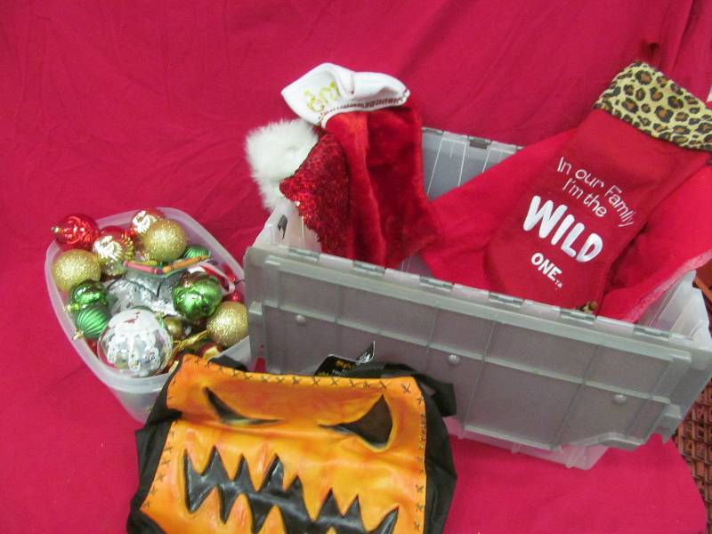 lot 74 image: holiday dcor