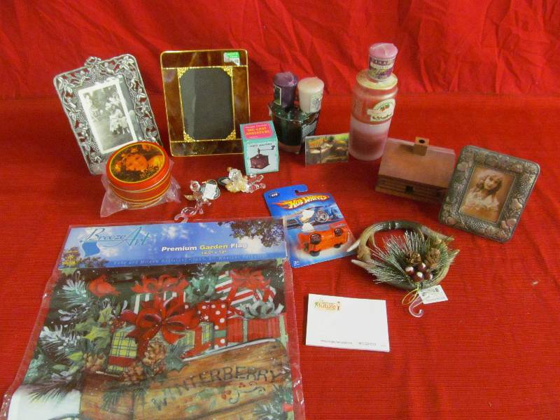 lot 104 image: picture frames