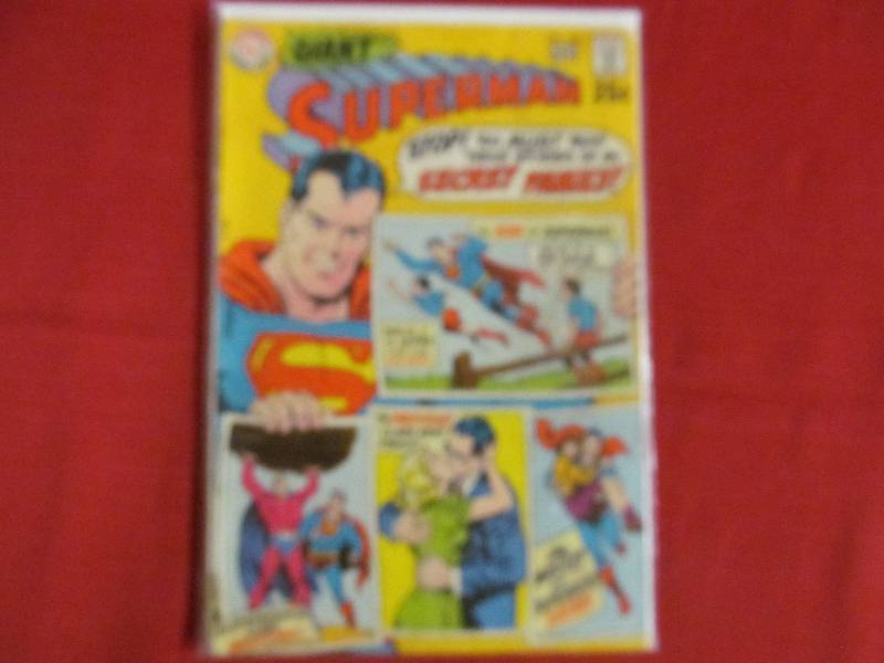 lot 132 image: Superman Giant Comic