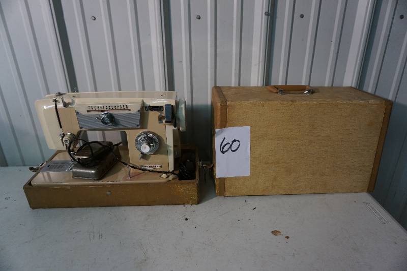 Universal Brand Sewing Machine With Case Spring Estate Liquidaton KBID