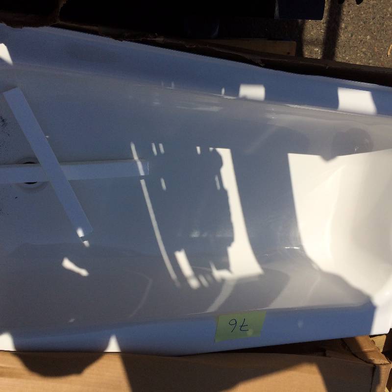 lot 76 image: Bootz Industries porcelain on steel 46-12 in. Right Hand Drain Soaking Tub in White New