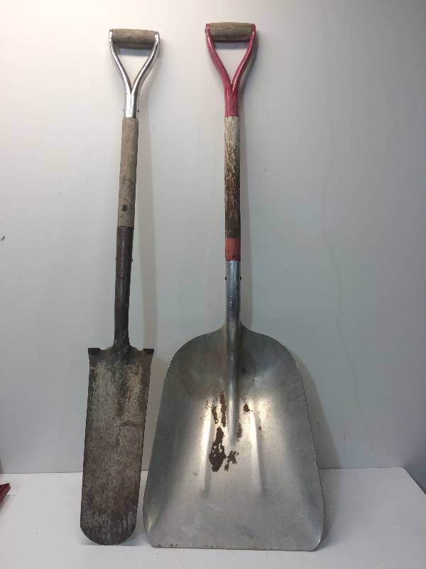 lot 49 image: Shovels