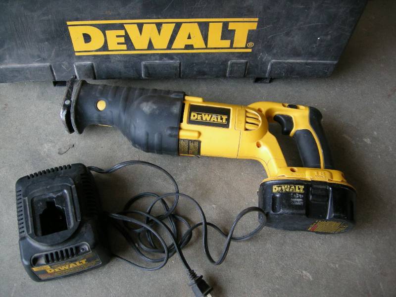 lot 8 image: DeWalt 18V Reciprocating Saw
