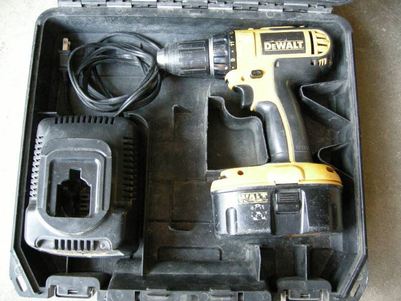 lot 9 image: DeWalt 18V Drill