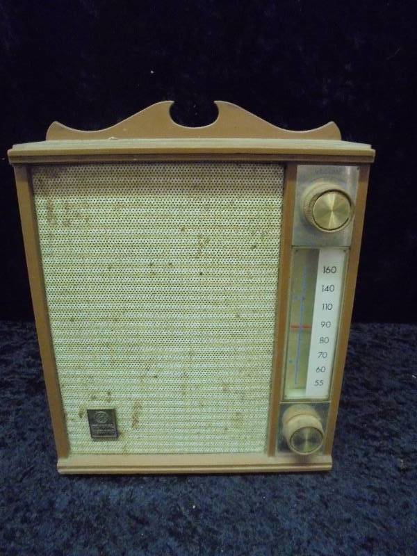 lot 32 image: General Electric Radio