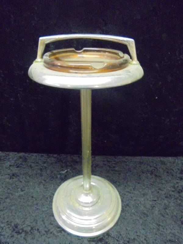 lot 60 image: Standing Floor Ash Tray - Chrome