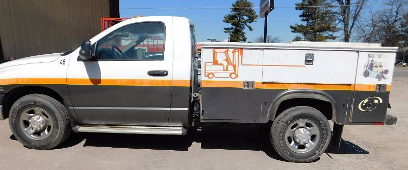 lot 2 image: 2004 Dodge Service Truck