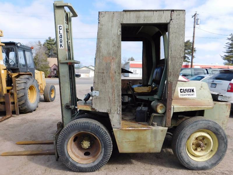 lot 6 image: 4000lb Clark IT40 Forklift
