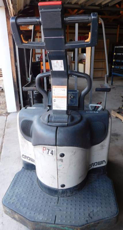 lot 10 image: Crown Pallet Jack
