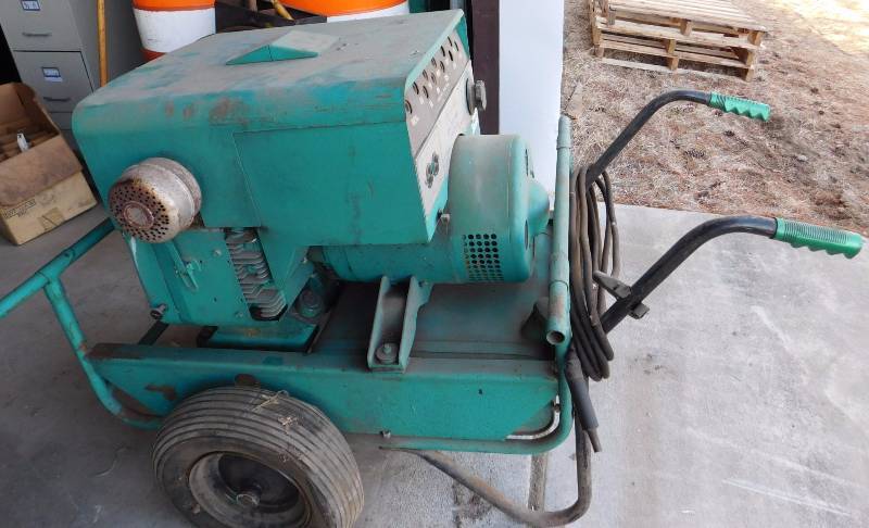 lot 12 image: Onan Portaweld - GeneratorWelder