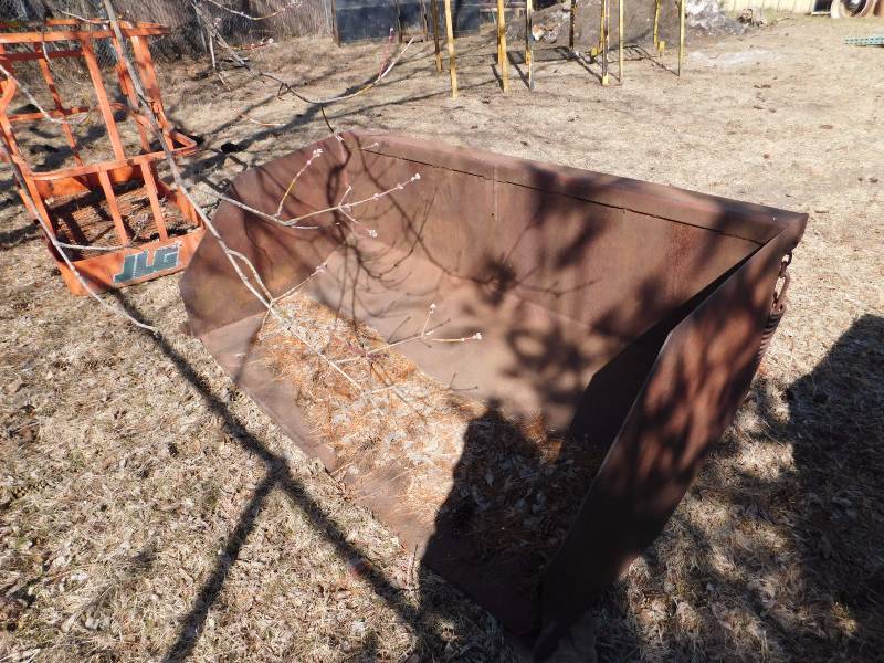 lot 19 image: 72 Forklift Bucket
