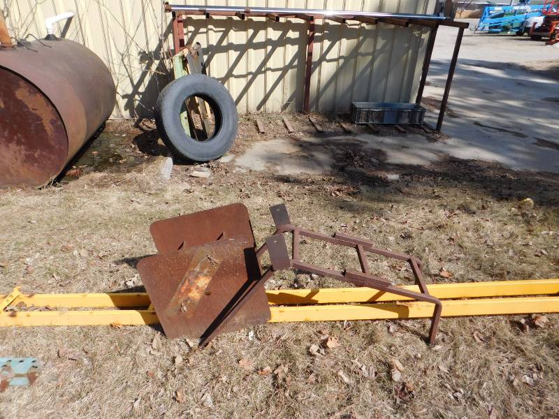 lot 21 image: Misc Lot of Pallet Racking Pieces