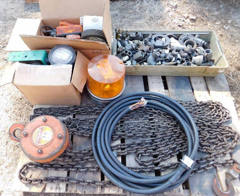lot 28 image: 1 Ton 20 Chain Hoist, Lights, Fittings & Chains