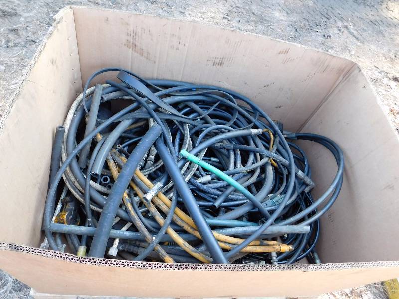 lot 32 image: Box of Hydraulic Hoses