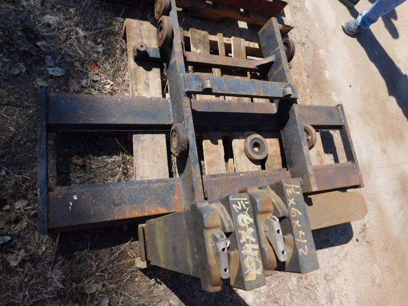 lot 35 image: Class 3 Carriage Attachment with 42 Forks