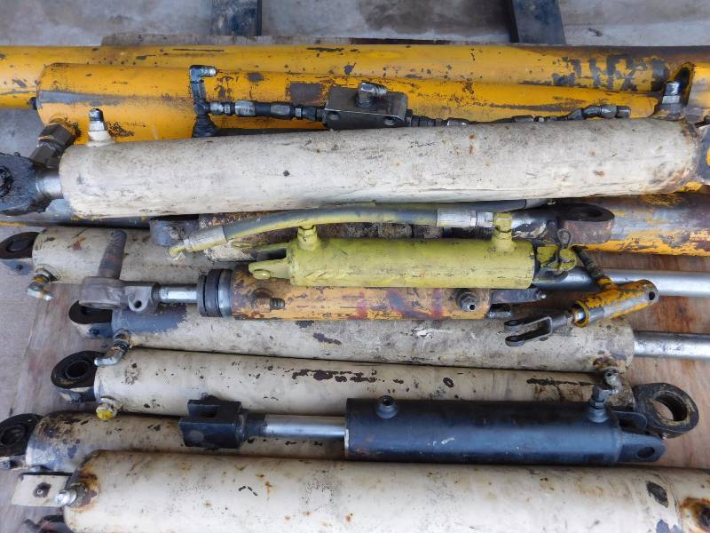 lot 46 image: Misc Lot of Hydraulic Cylinders