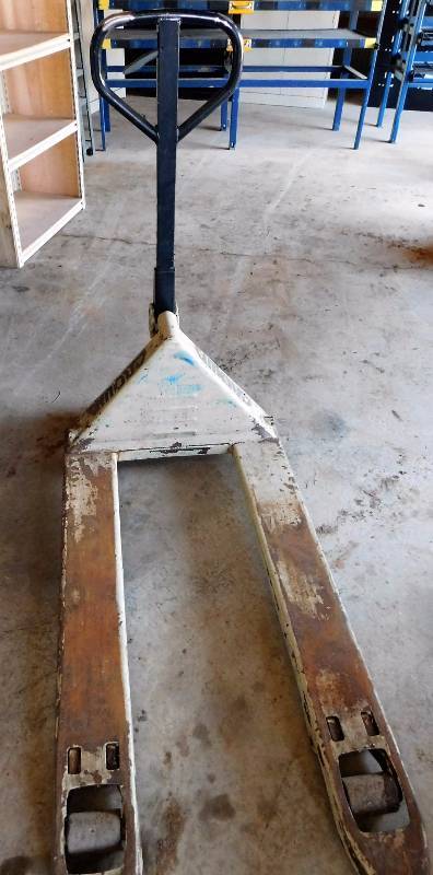lot 68 image: Crown PTH50 Pallet Jack