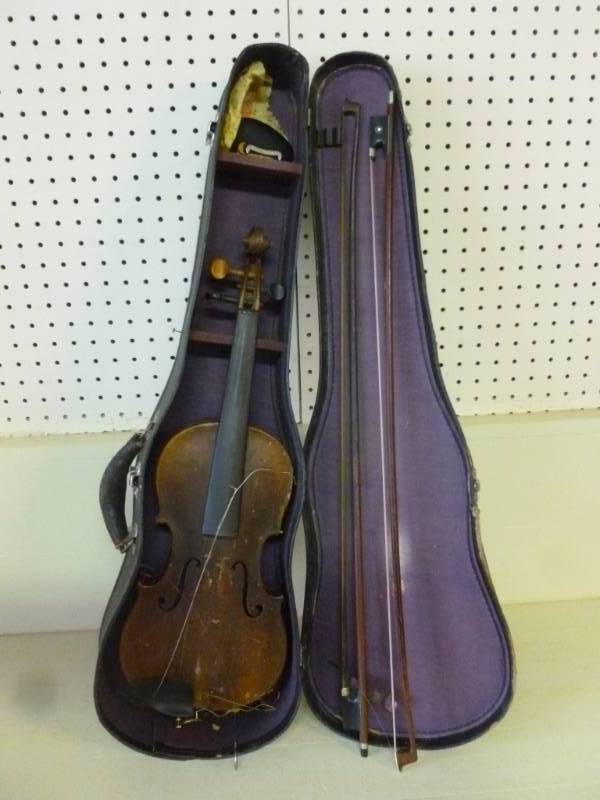lot 1 image: Antique Violin