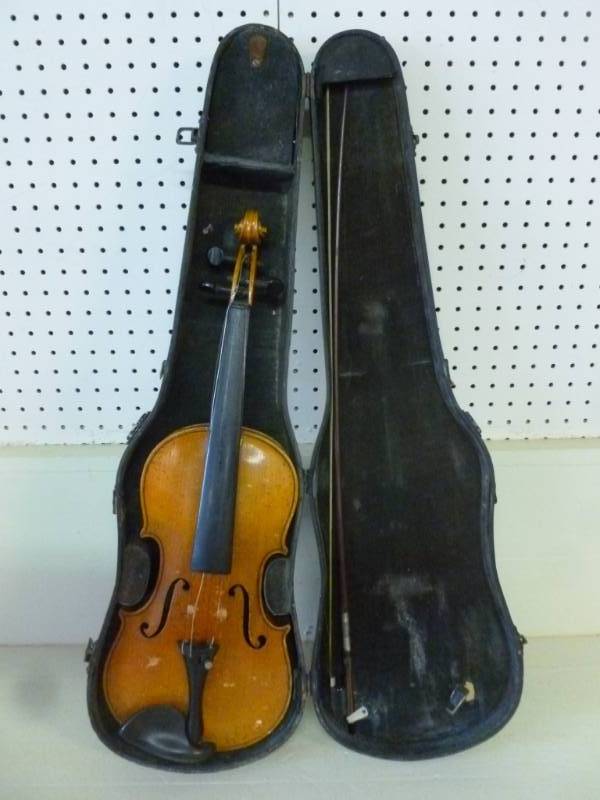 lot 2 image: Vintage Violin