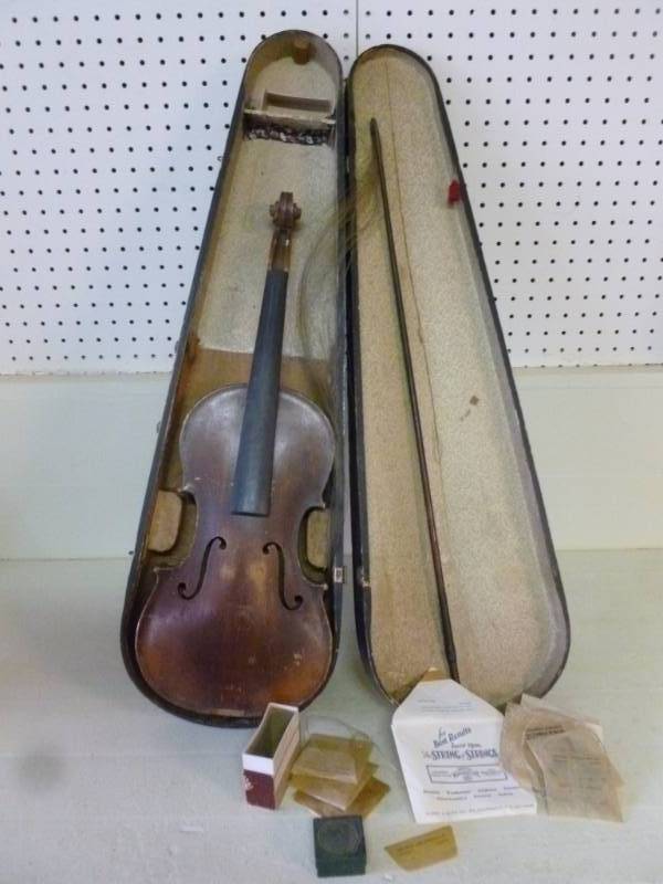 lot 3 image: Antique Violin
