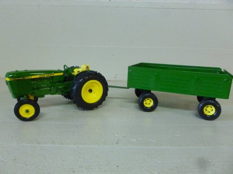 lot 4 image: Ertl - John Deere Tractor