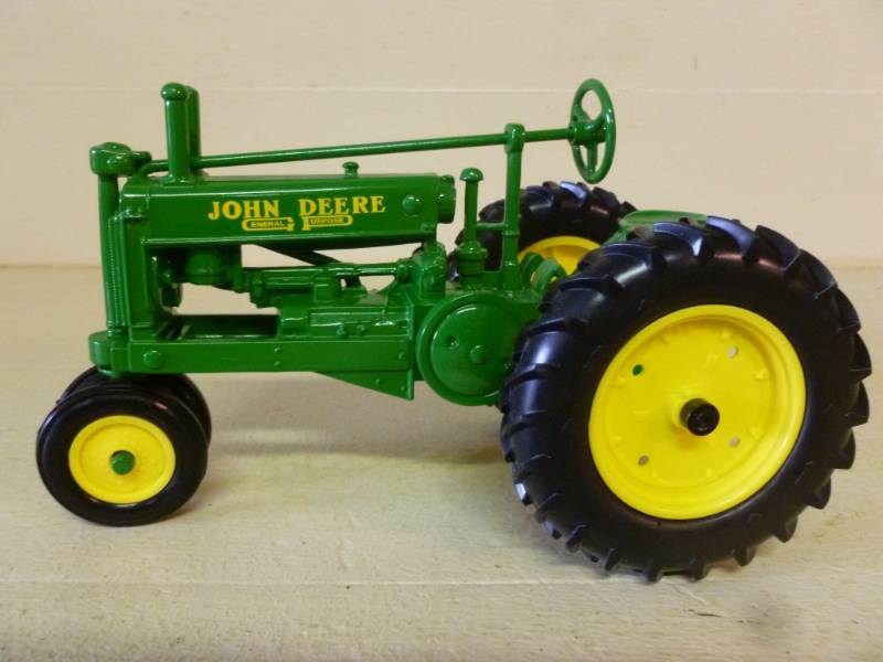 lot 5 image: Ertl - John Deere Tractor