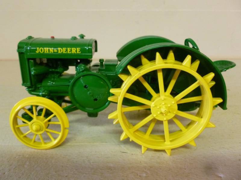 lot 6 image: Ertl - John Deere Tractor