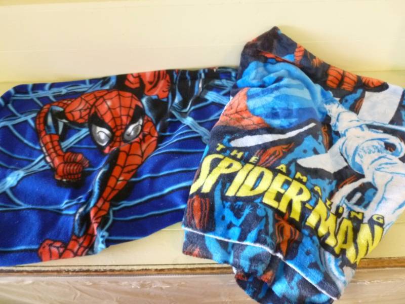 lot 50 image: Spiderman Blankets